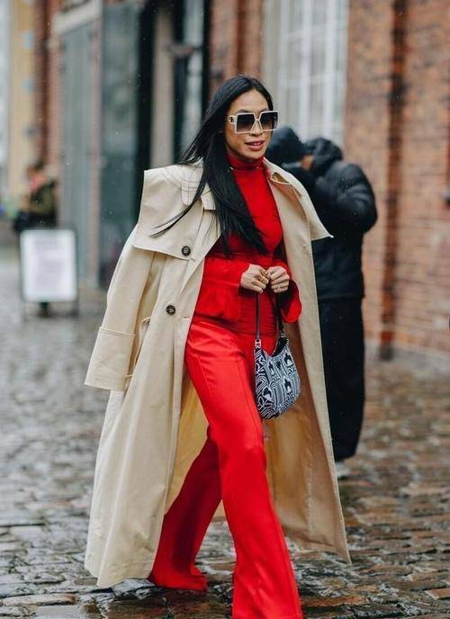 实操 卡其色真是永恒的经典,风衣穿得优雅高级,配休闲装就挺好看