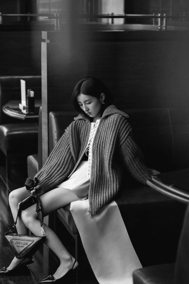 范足 Prada大合影亮点多!张子枫穿超短裙力压全场站C位,蔡徐坤巨星范足