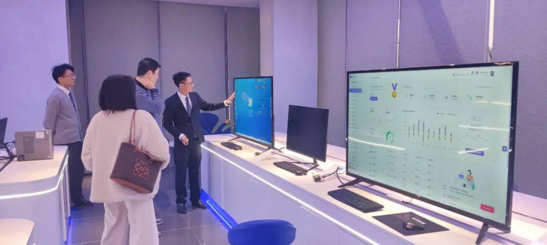 杭州余杭区人社局副局长励波与科技口莅临云针科技参观指导