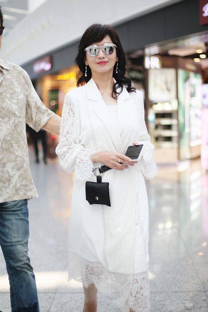 身材 赵雅芝美得好高调,一袭白裙气质绝美,这身材同龄女星里少见