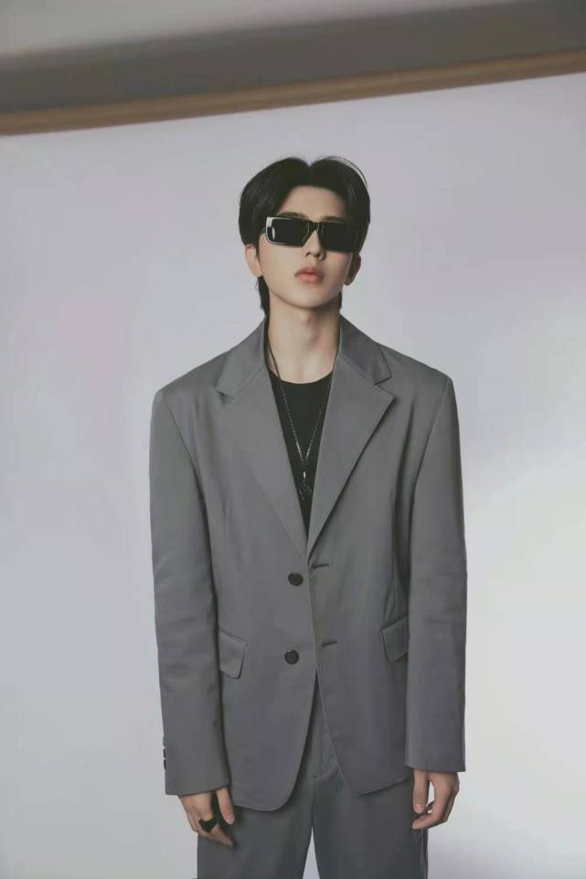 范足 Prada大合影亮点多!张子枫穿超短裙力压全场站C位,蔡徐坤巨星范足