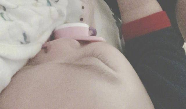 袁大头张歆艺晒母子同框，儿子的小肉手摸着妈妈的脸睡着了，画面超有爱