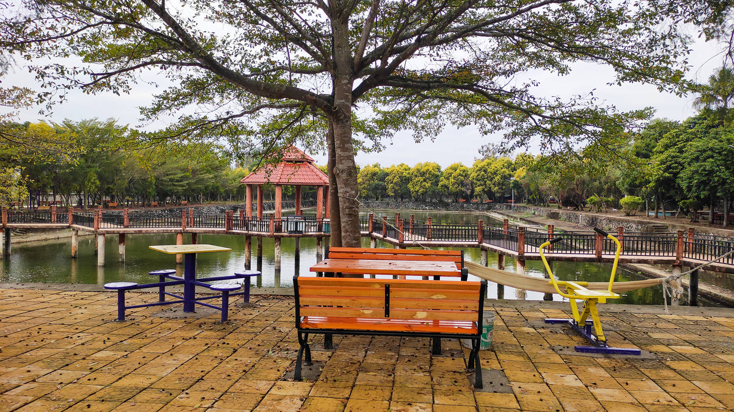 原创北海第一跨海大桥脚下的这个小渔村真漂亮像公园一样