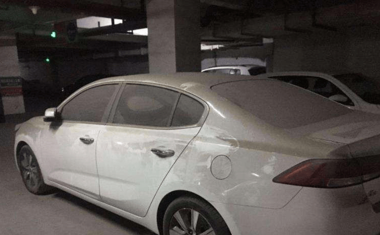 停车场一辆0万 僵尸车 停了3年没动过 保安不敢管 乐惠车