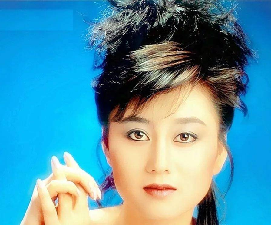同样是李连杰的老婆把前妻黄秋燕和利智一对比差距就出来了