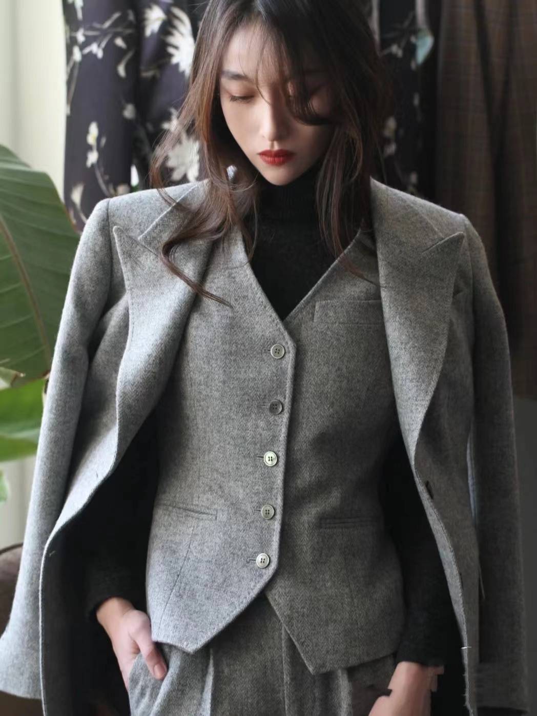 女士 女士冬天如何穿正装，几个搭配小技巧，优雅又保暖，真的挺显气质