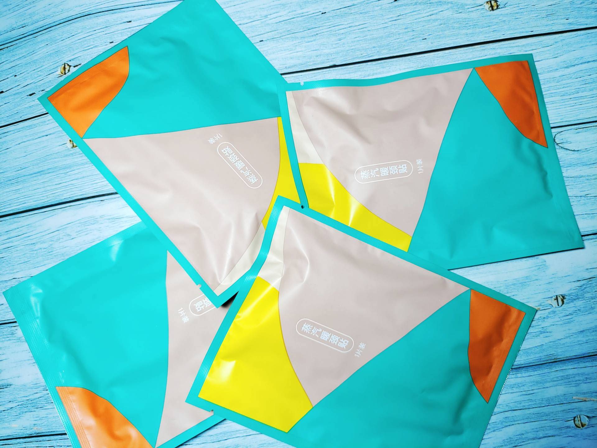 长期伏案脖子真的很受伤，小米有品暖颈贴，暖暖地呵护每块椎体