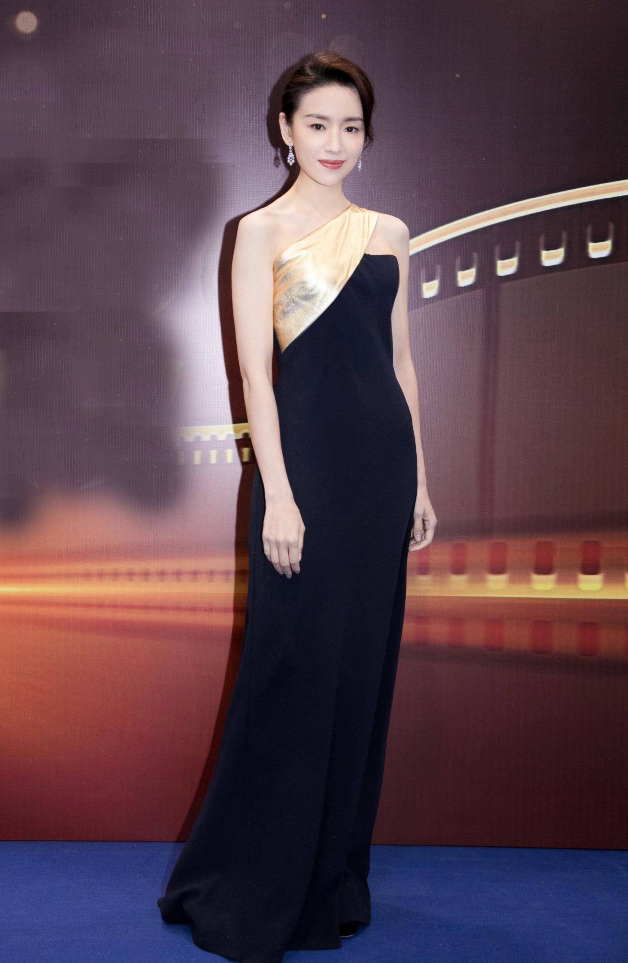 原创董洁真是美到骨子里穿黑旗袍涂大红唇优雅又风情凹凸感太真实