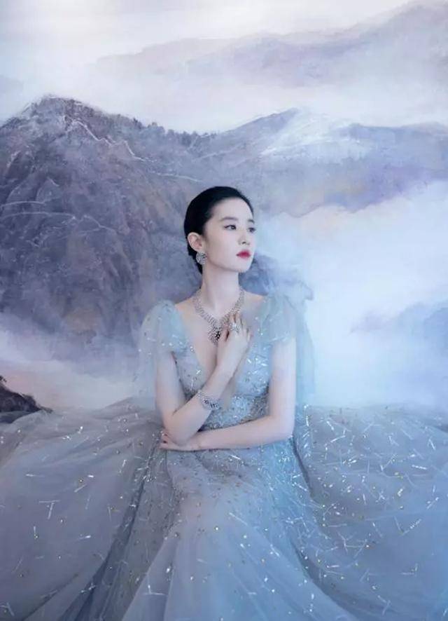 女神 刘亦菲的清冷气质，确实适合这款“拖地”亮片长裙，尽显妩媚高贵