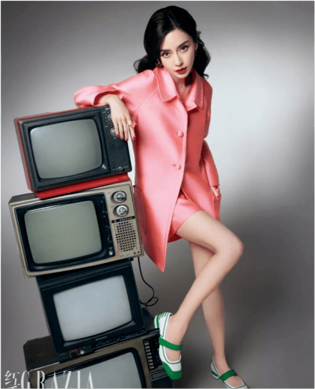 色彩 Baby离婚后迎来首个生日!被迪奥宠成亲闺女,拍大片排面赢过赵丽颖