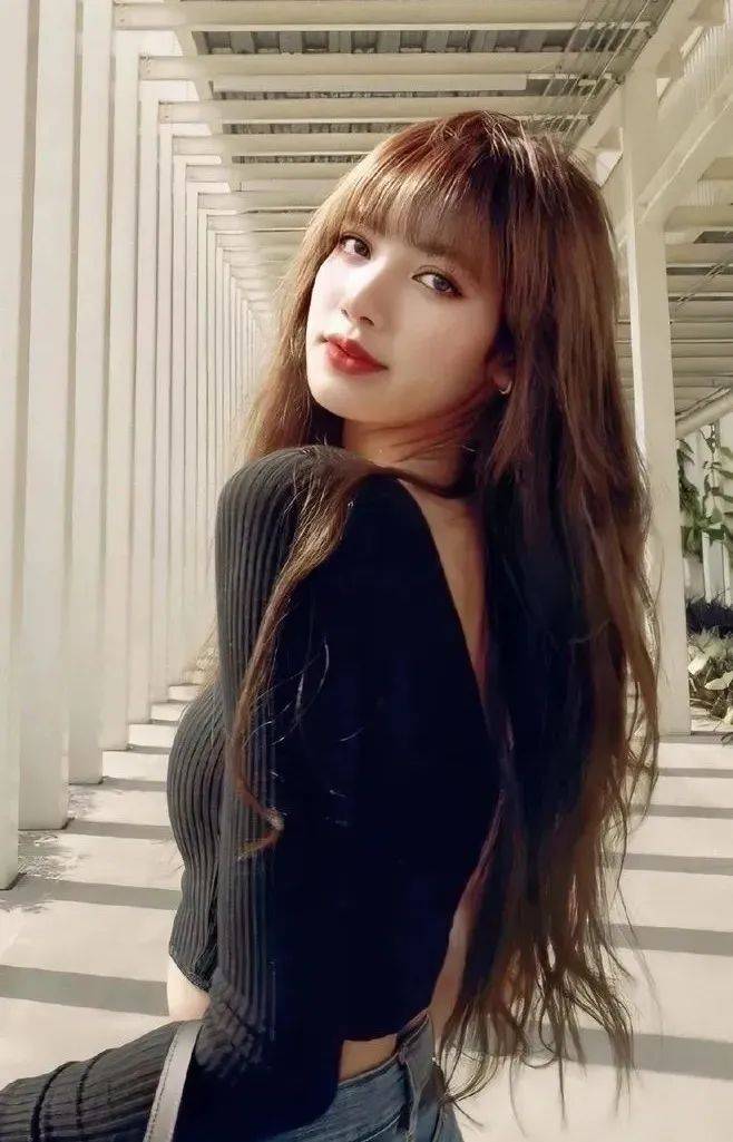头皮患新冠痊愈后的Lisa，怎么完全认不出了...