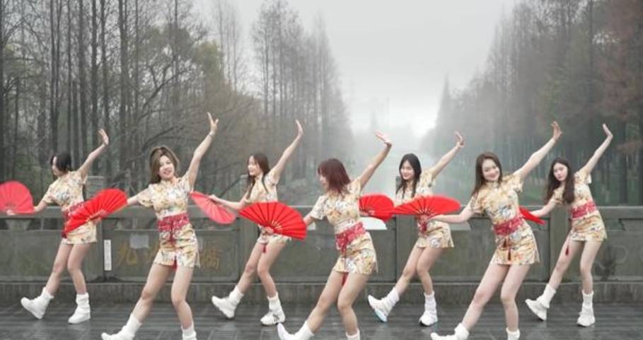 啦啦队冬天穿夏装 户外跳起扇子舞 网友 这也太冷清了 视频 招新 中老年人