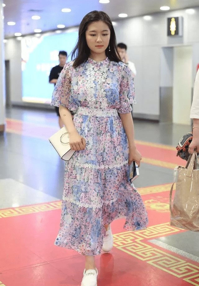 女孩子 李兰迪尴尬了，穿蓝色连衣裙走机场，不但显胖，连大妈感都出来了
