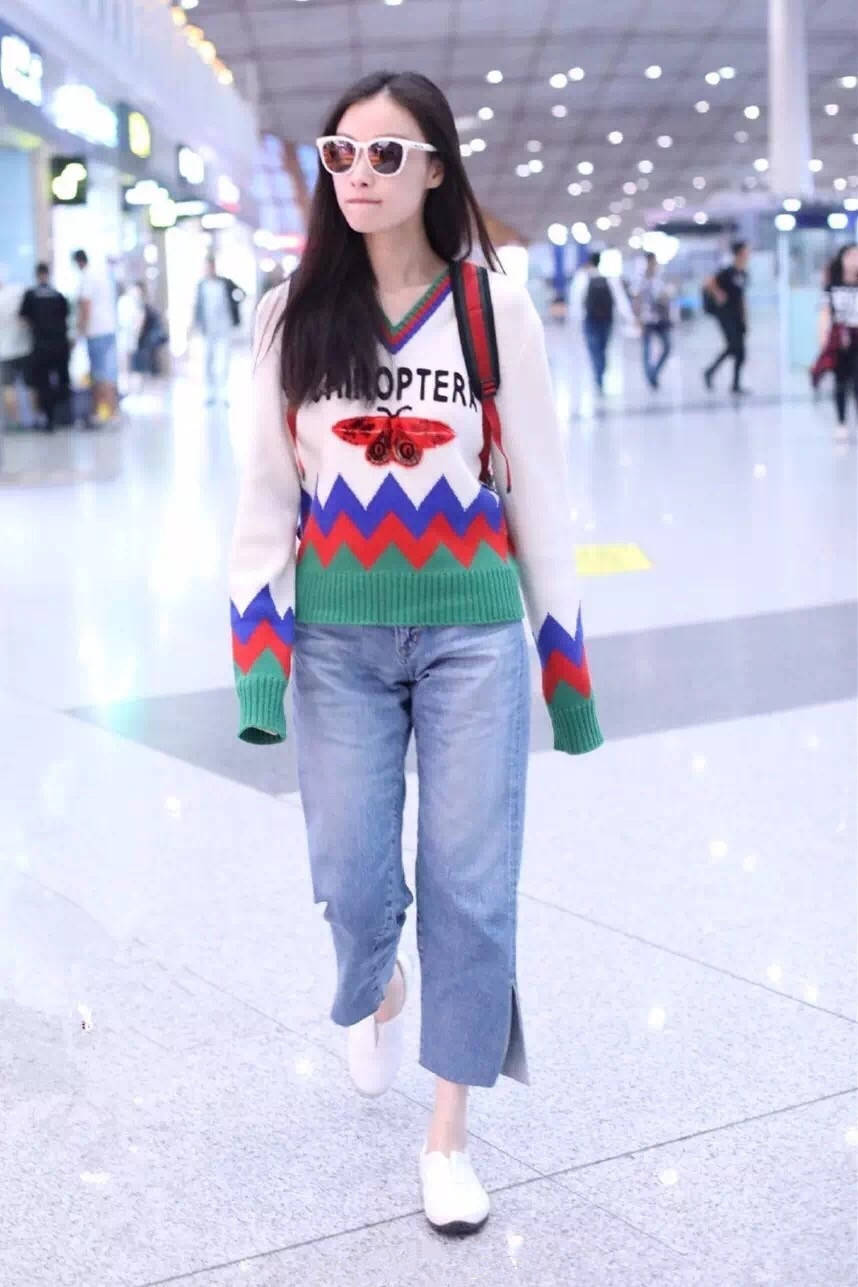 效果 倪妮这腿是真细,把牛仔裤穿出打底裤的效果,遮严实了却还是很美