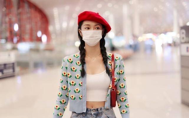 发型周洁琼的时尚感真超前，双马尾发型搭配伤痕妆，还挺会凹造型的