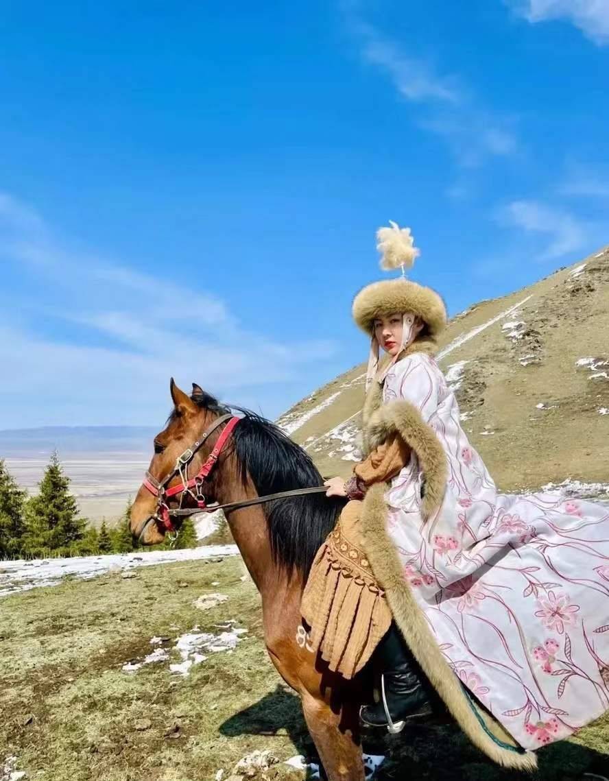 原创我99年哈萨克姑娘每天驰骋在大草原上抓羊骑马人生超快意