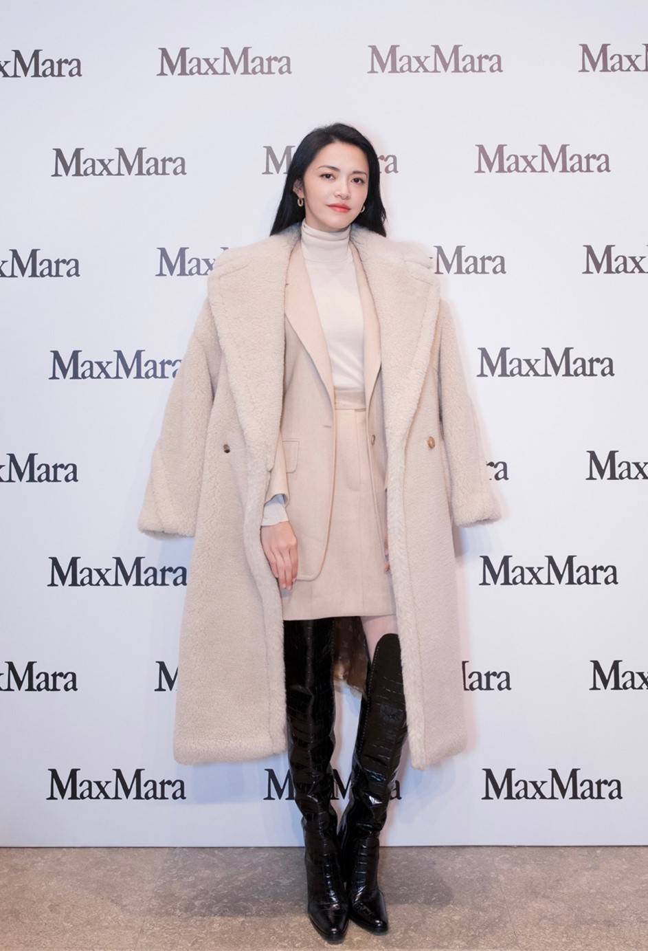 高跟鞋 真正有气质的女人，穿大衣从不搭配小白鞋，看看姚晨马伊琍就懂了