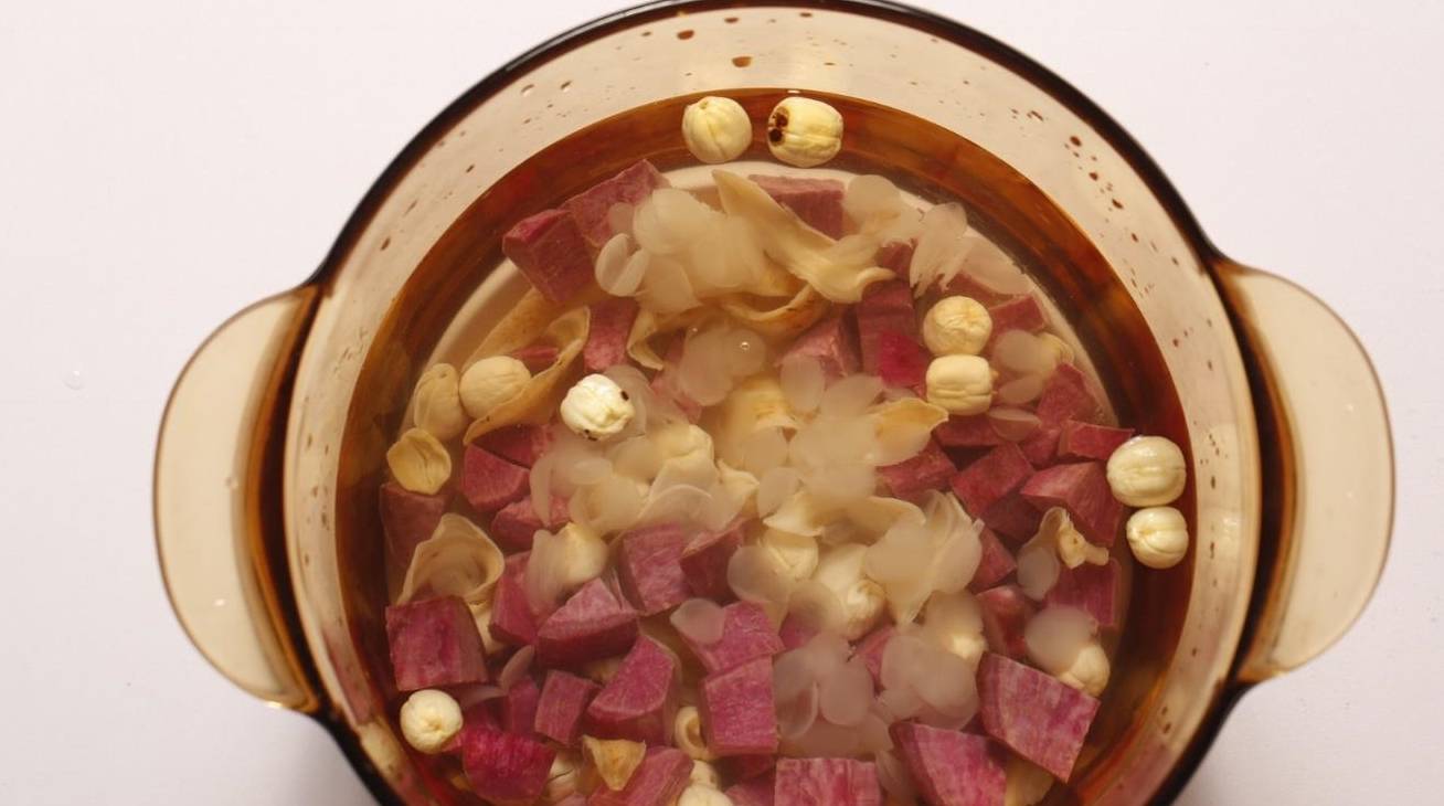 盛出小姨常喝这碗汤，富含胶原蛋白，养颜瘦身显年轻，40岁像20岁