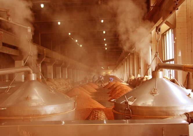 中国核心酱酒产区——茅台镇传统酱香酒酿造工