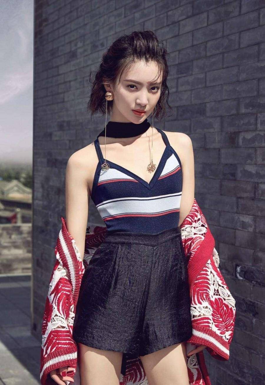 内衣 金晨穿衣真大胆,西装内直接穿胸衣,不仅不丑,还特别性感高级