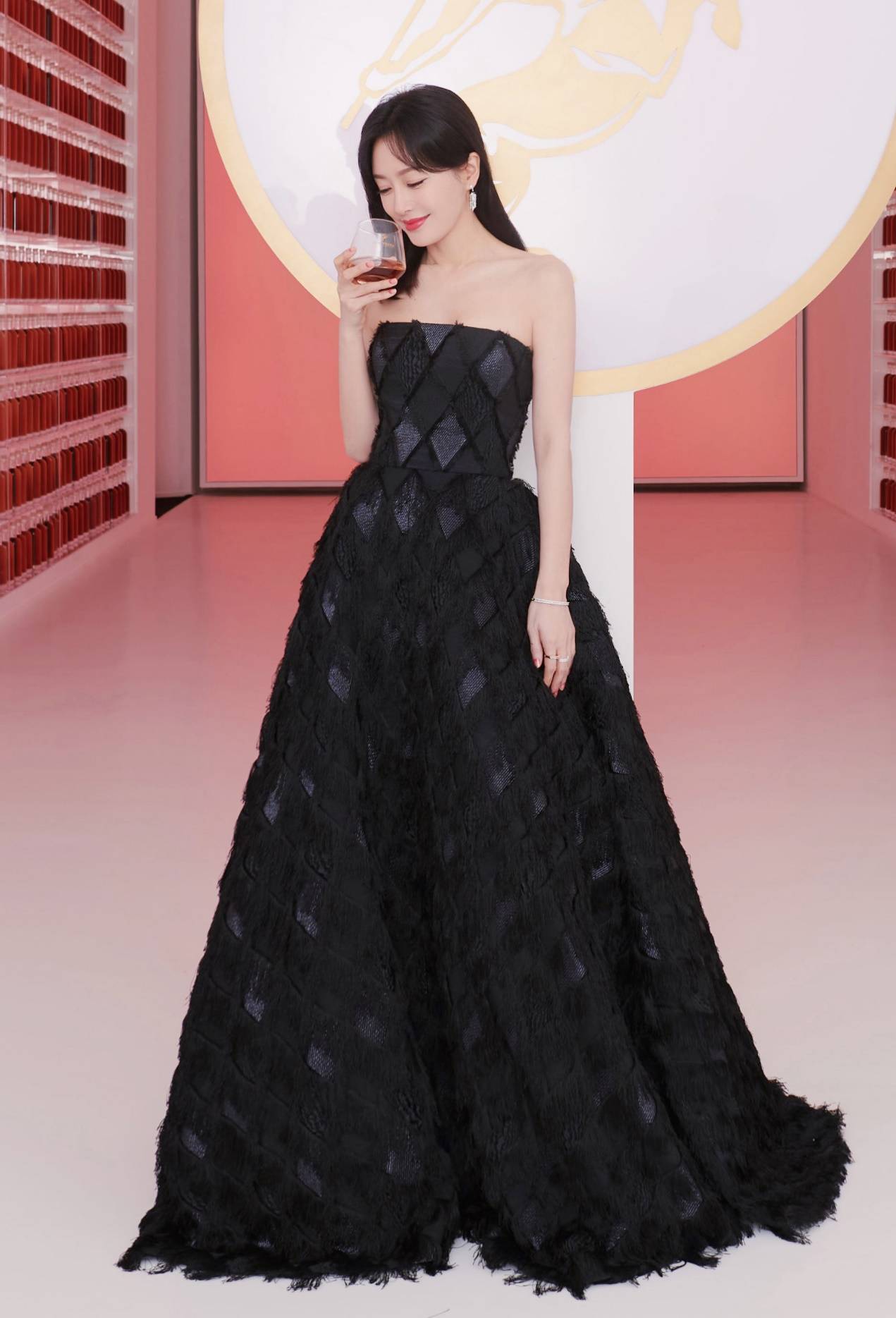 黑色 秦岚40岁越发娇艳动人，一袭抹胸拖地裙高贵又典雅，好身材很抢镜