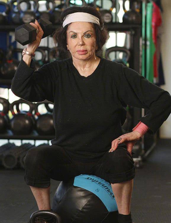 因为98岁还整容?史泰龙妈妈近照曝光,脸上满是后遗症:从美人到怪兽