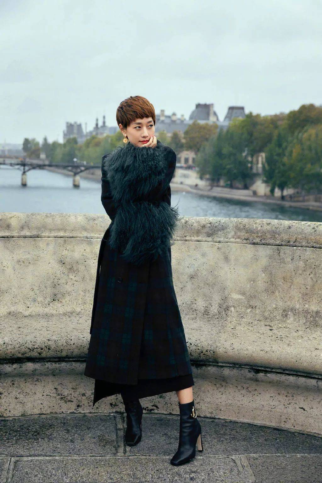 高跟鞋 真正有气质的女人，穿大衣从不搭配小白鞋，看看姚晨马伊琍就懂了