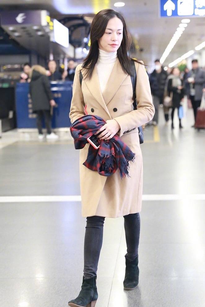 高跟鞋 真正有气质的女人，穿大衣从不搭配小白鞋，看看姚晨马伊琍就懂了