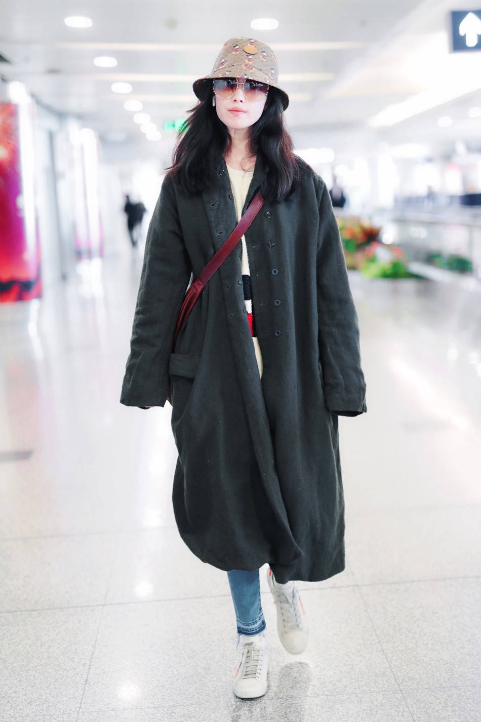 效果 倪妮这腿是真细，把牛仔裤穿出打底裤的效果，遮严实了却还是很美