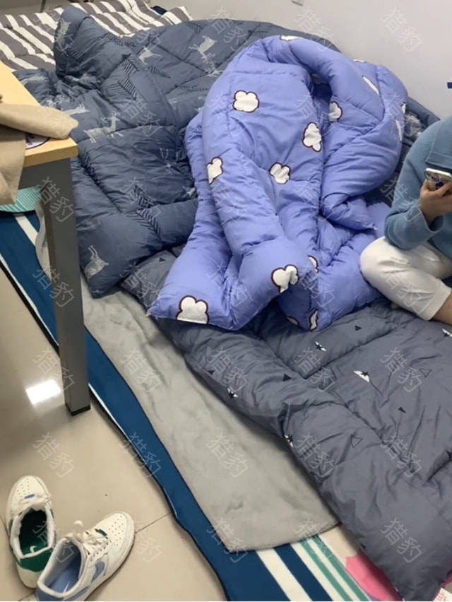 原创疫情下的深圳打工人公司变成宿舍男女员工集体打地铺睡觉