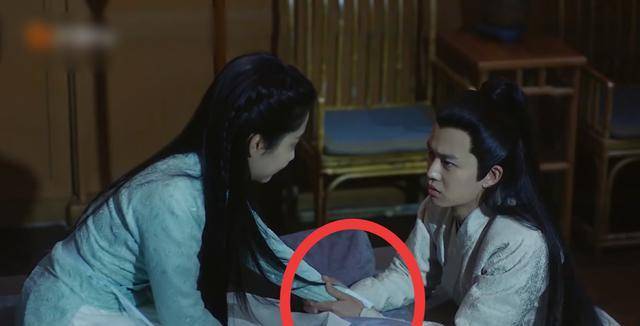 因为|任嘉伦与谭松韵同框,礼貌距离先抢镜,细节里展露已婚男士的素养