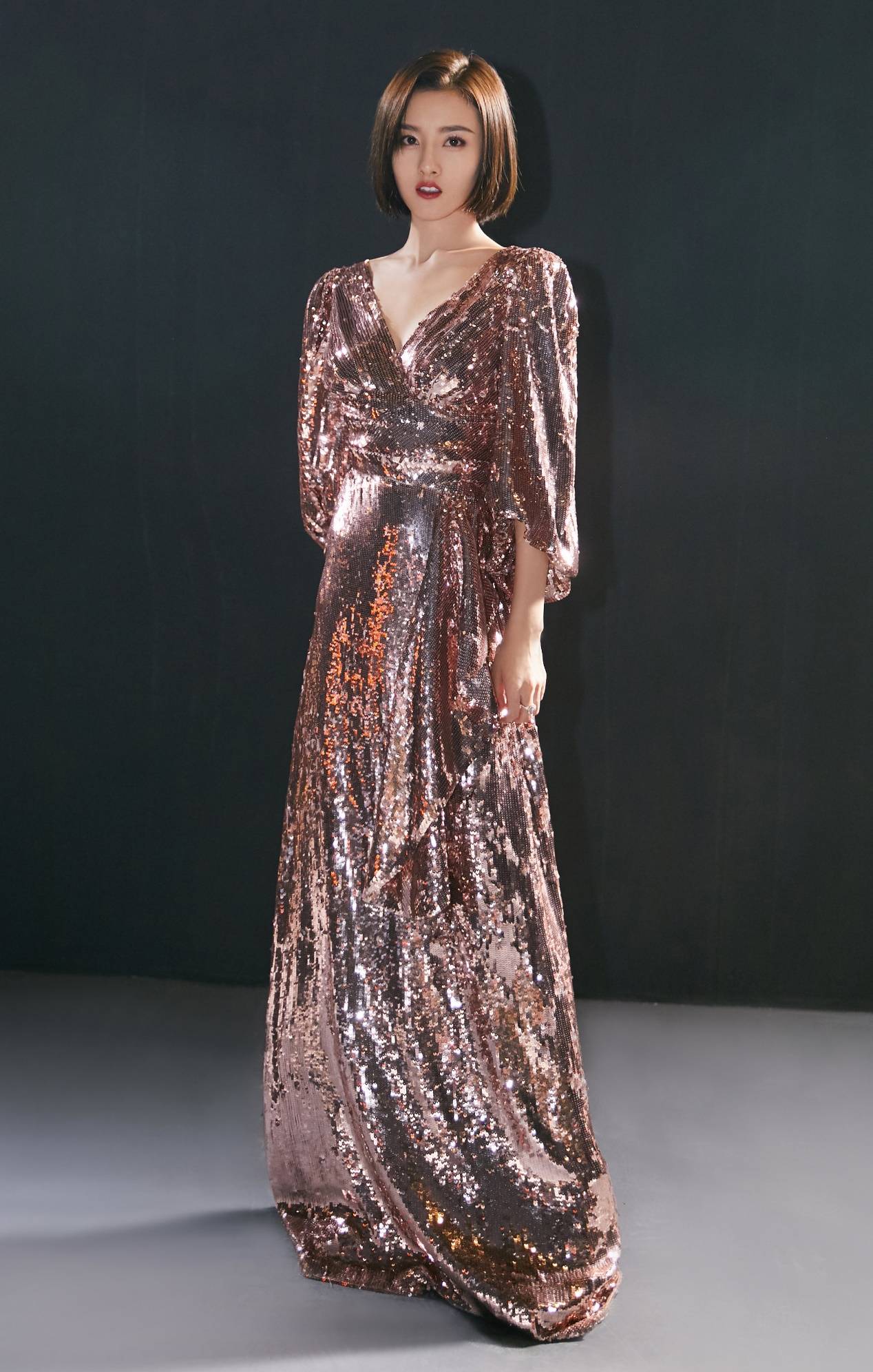 原创宋祖儿真是长大了穿深v亮片裙女人味十足这排骨胸够吸睛