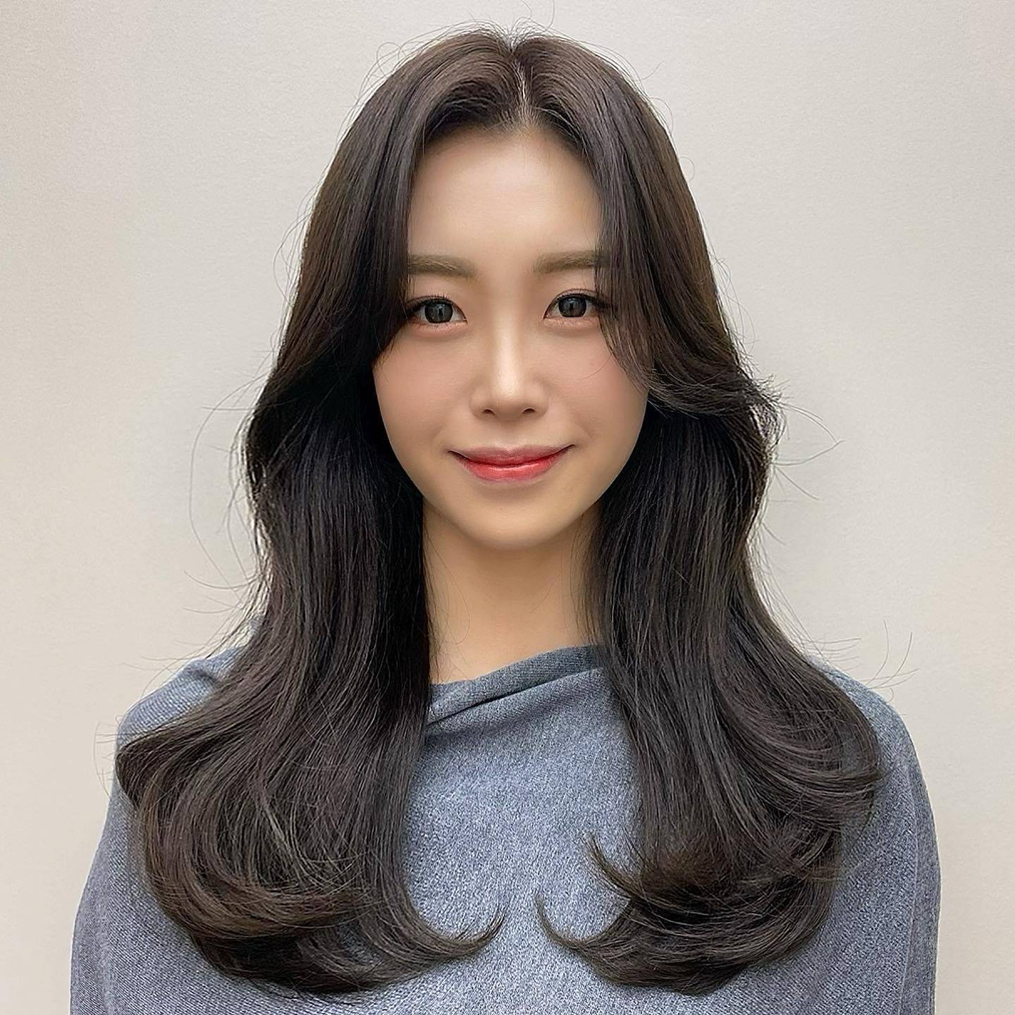 发型白发阿姨做纹理短发,年轻女生做狼尾发型,效果都很美