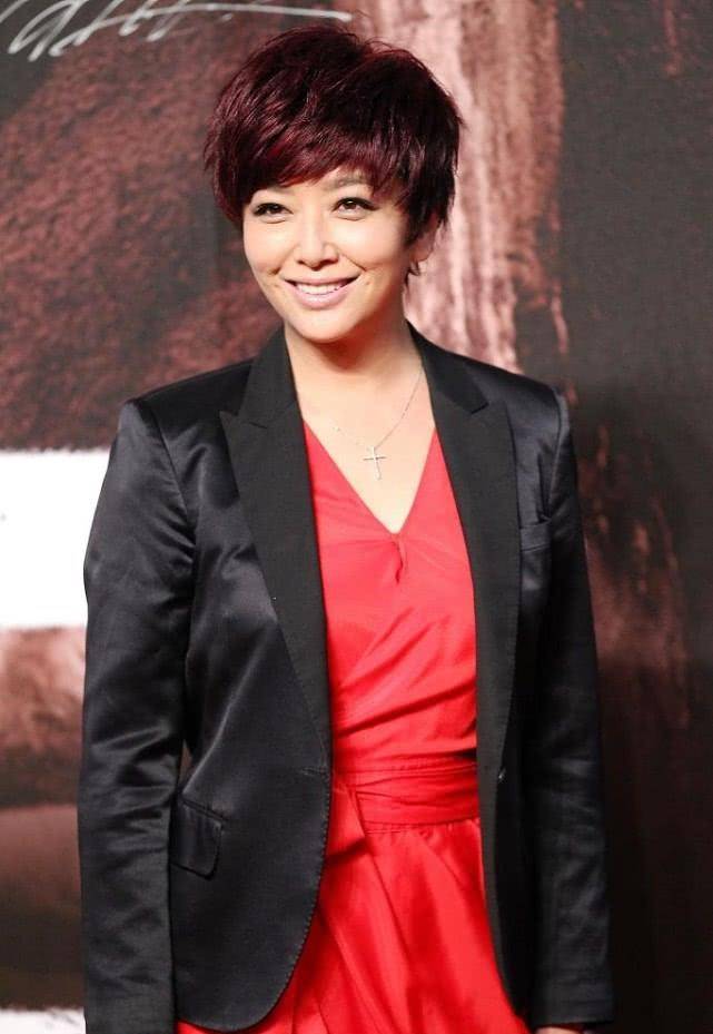 更有吸引力 江珊高调走红毯，52岁穿深V秀长腿，气质咋比二十多岁时还好