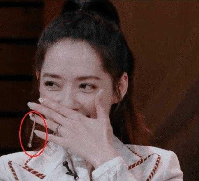 家务郭碧婷真有阔太范，做指甲都镶“金链子”，果然是不用做家务的人