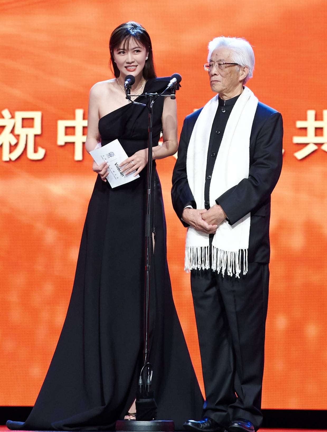 大腿 被田海蓉的好身材圈粉了，穿斜肩礼裙拉链开到大腿上，太显凹凸感