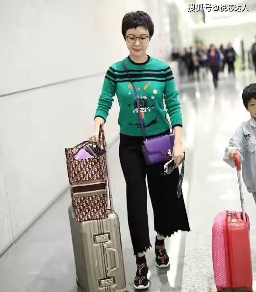毛衣 阔太金巧巧走机场好洋气，三件衣服缝在一起穿，戴上礼帽优雅自信
