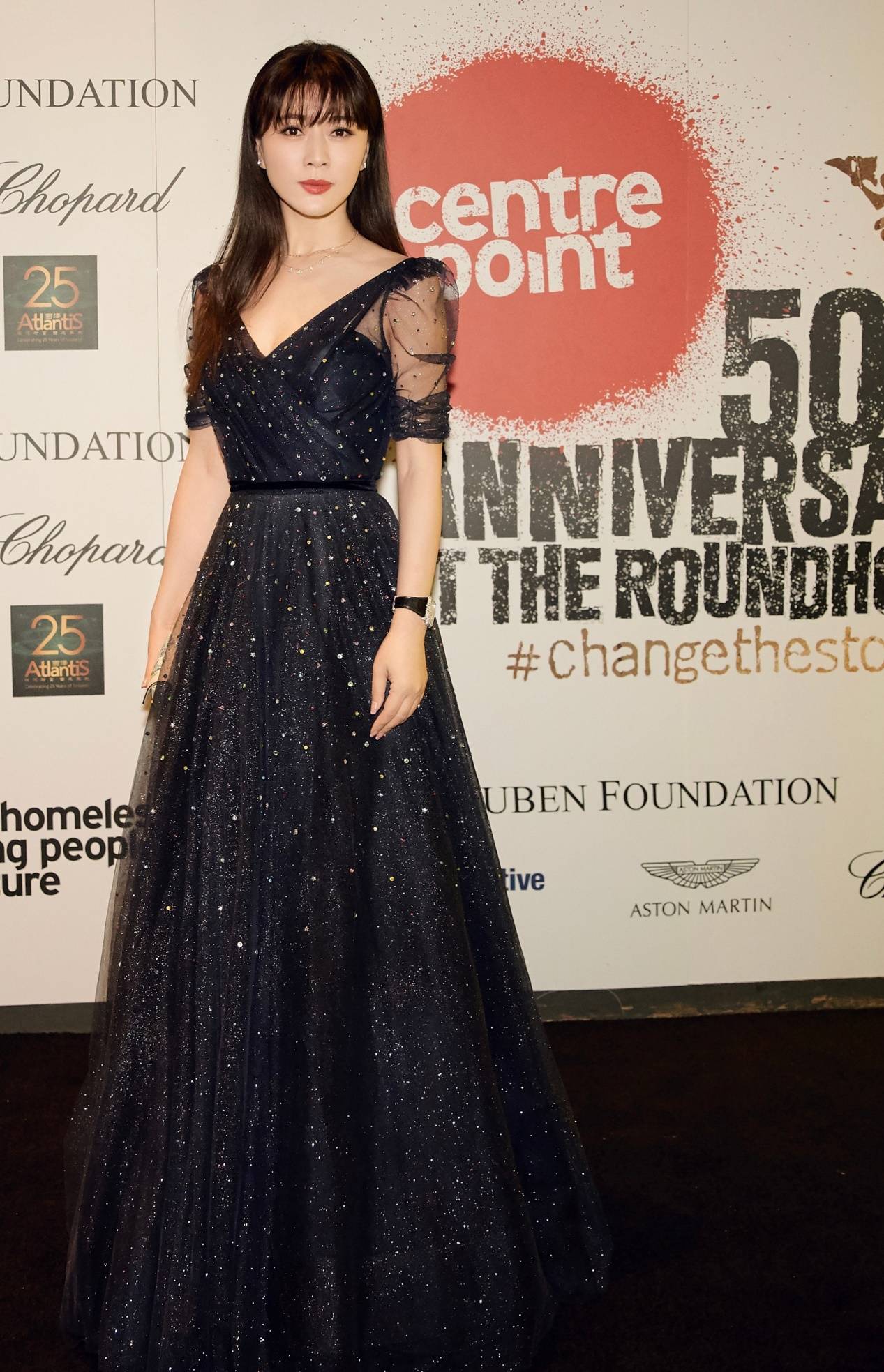 大腿 被田海蓉的好身材圈粉了，穿斜肩礼裙拉链开到大腿上，太显凹凸感