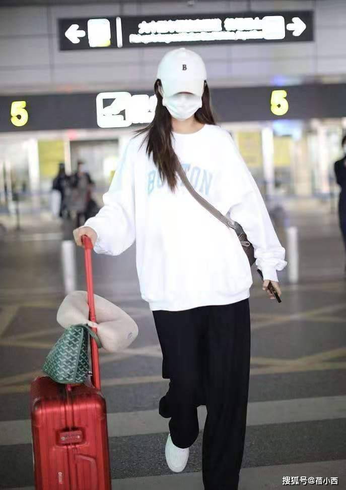 向沈梦 “沈梦辰”结婚后衣品飙升，穿格纹衬衫配高腰裤，简约大方又洋气