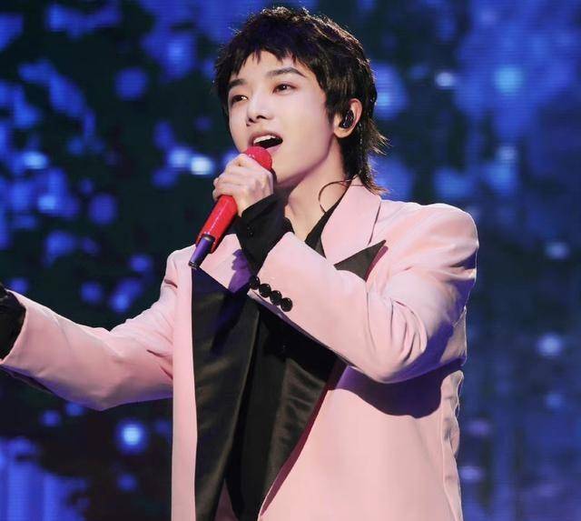 官宣|华晨宇牵着女孩子手回家,疑似新恋情曝光,不同粉丝反应不同