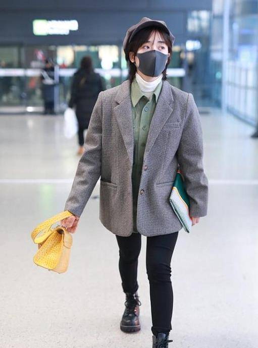 黑色 名门泽佳：沈月到底有多高？路人镜头暴露真相，网友：一米三既视感效果