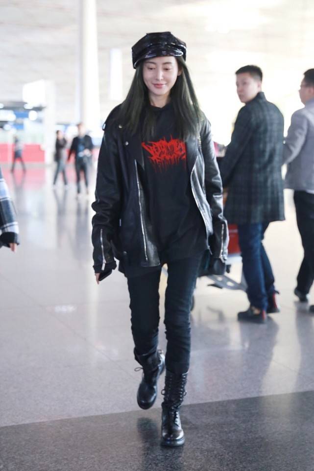 马尾 张天爱的长相很适合穿皮衣,一身黑色造型配高马尾,看着真飒爽