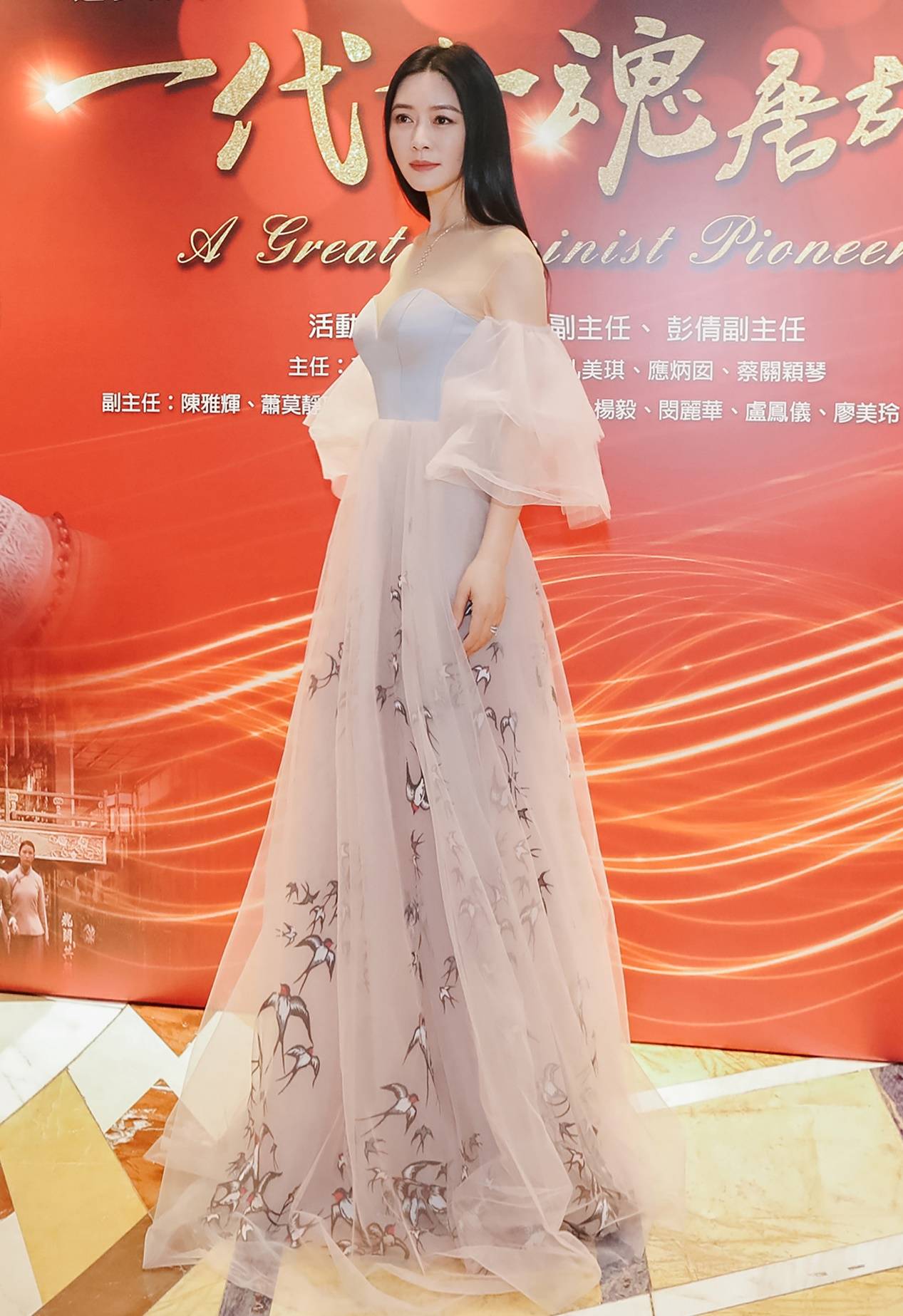 大腿 被田海蓉的好身材圈粉了，穿斜肩礼裙拉链开到大腿上，太显凹凸感