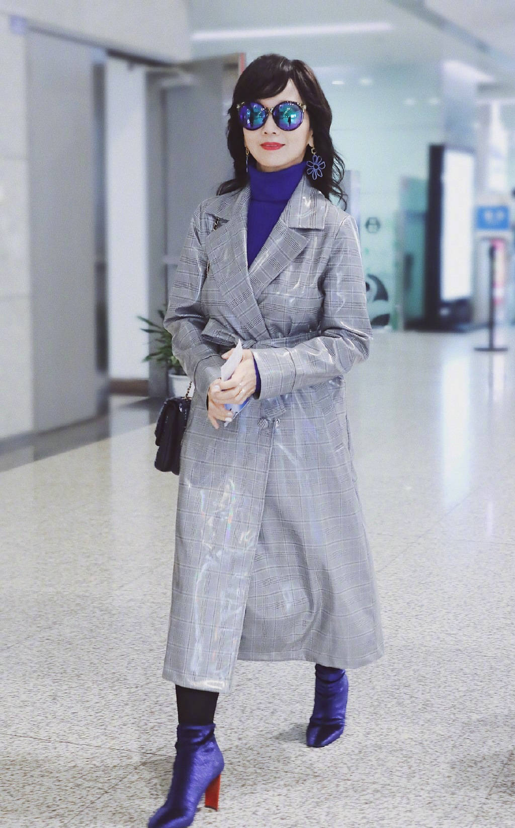 针脚 赵雅芝年过花甲依旧衣品在线，穿格纹大衣优雅知性，风韵不减当年