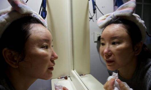 女士贷款2万6隆鼻，手术失败成怪物，人财两空风险下，还有人趋之若附