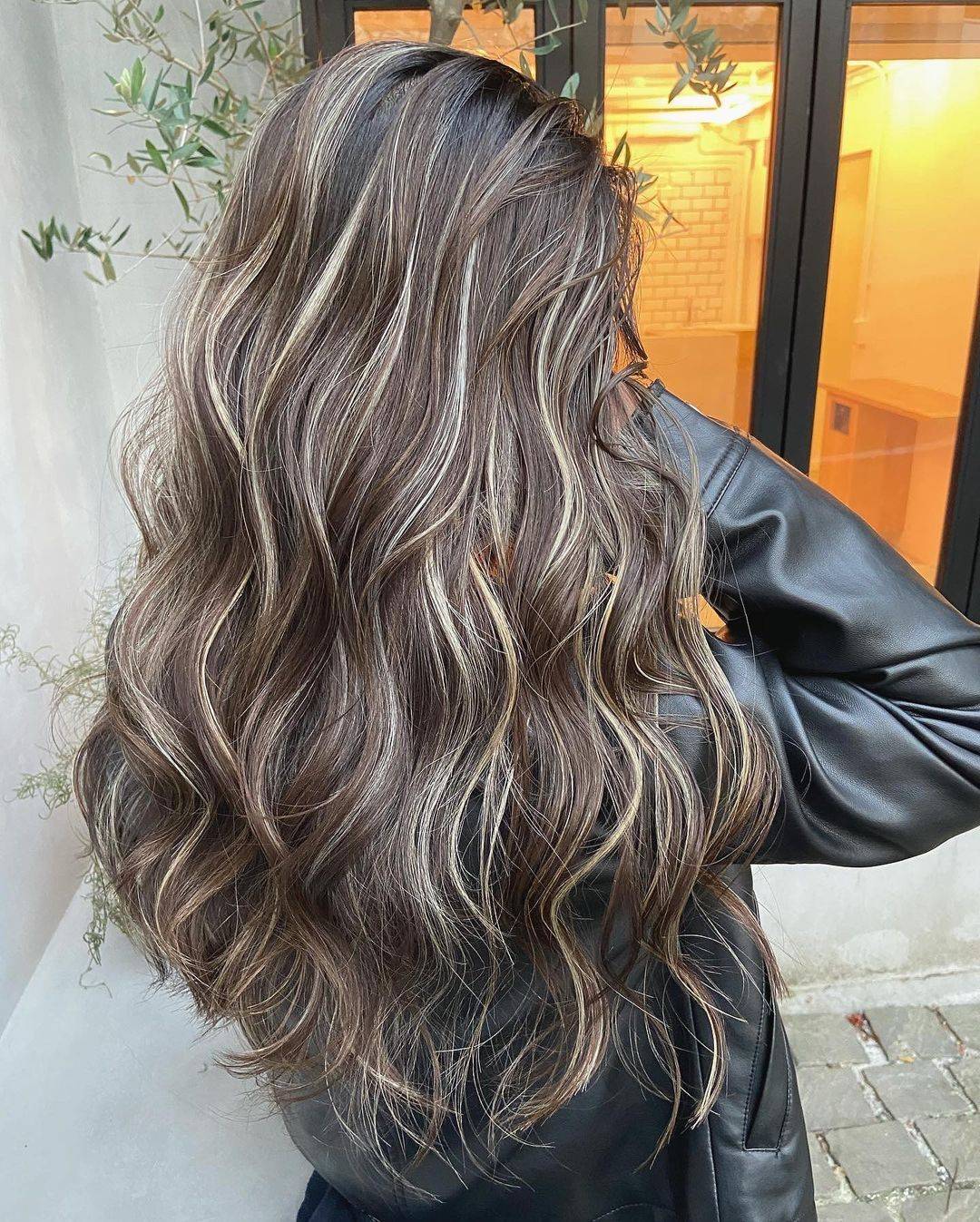 发型白发阿姨做纹理短发,年轻女生做狼尾发型,效果都很美