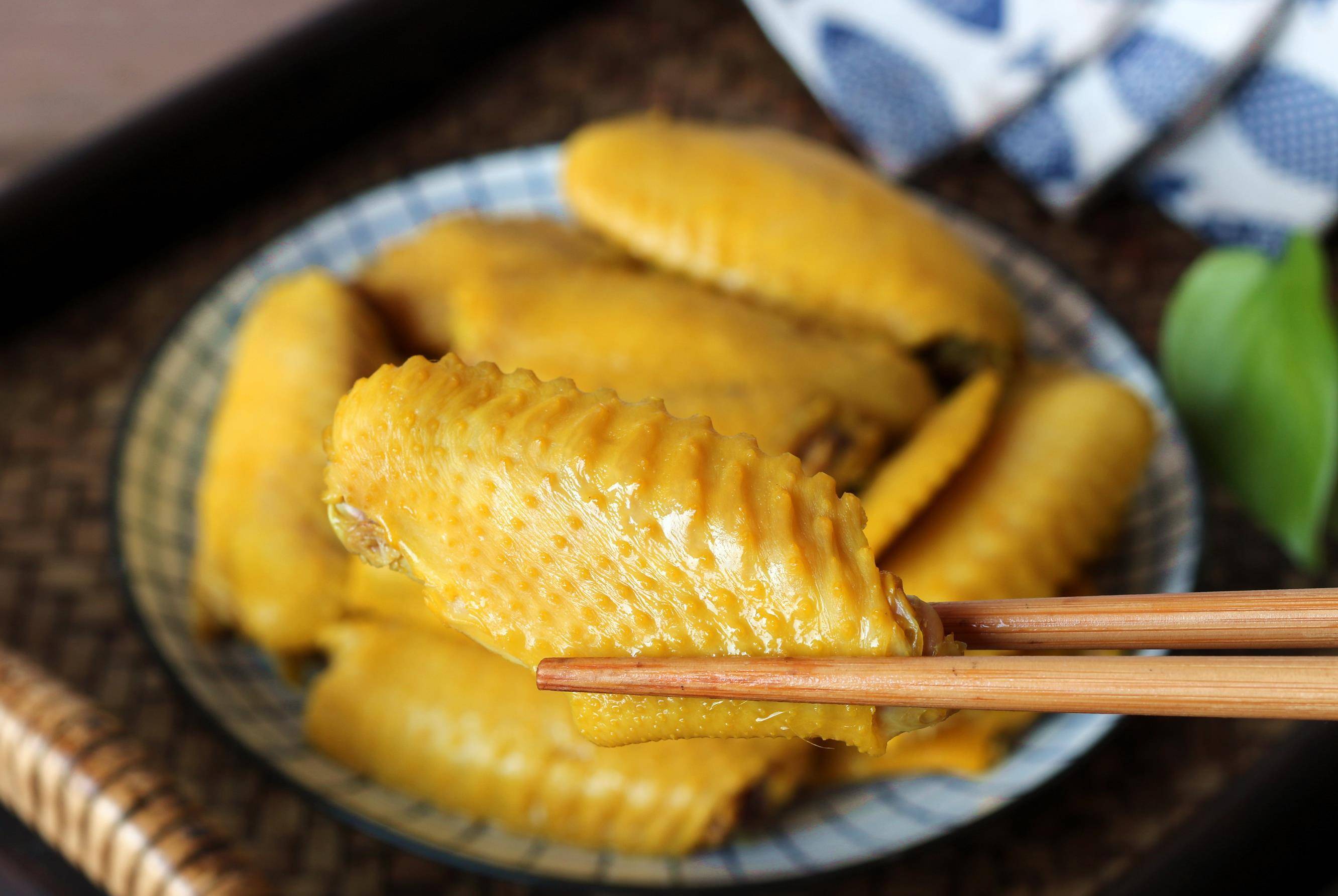 做盐焗鸡翅 牢记 1拍2泡 Q弹好吃不上火 越吃越喜欢 栀子 鸡皮 冷水