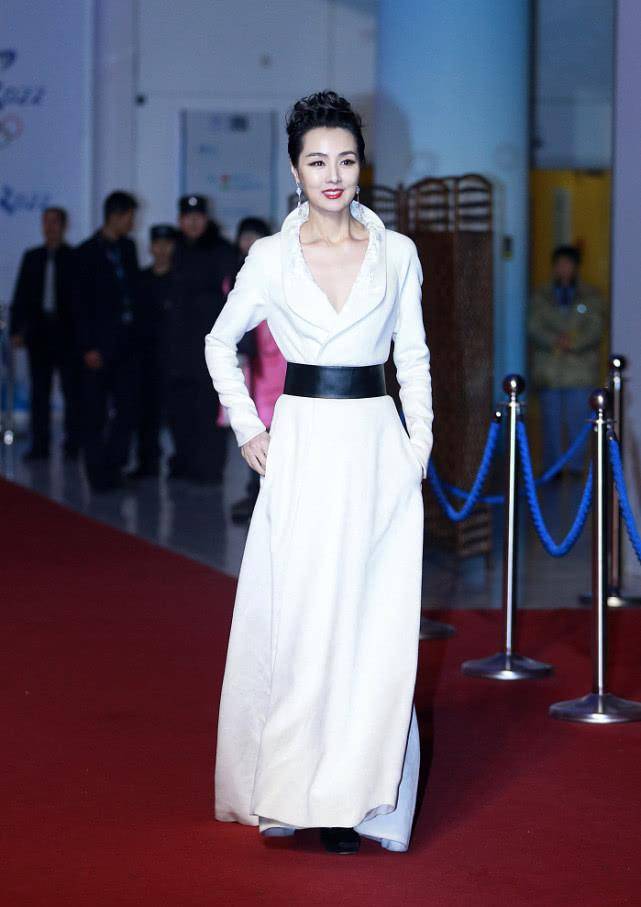 姜宏波 姜宏波气质大方，容颜不改身材依旧时尚，47岁却依旧单身