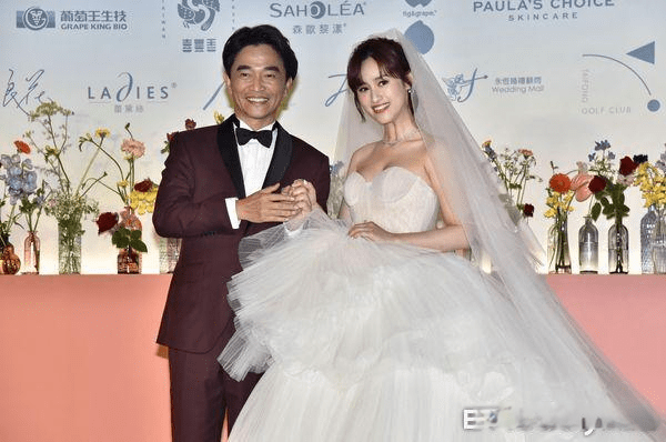 唱歌,sandy笑说当时在后台看直播,看到爸爸被王伟忠制止时笑疯了,直呼