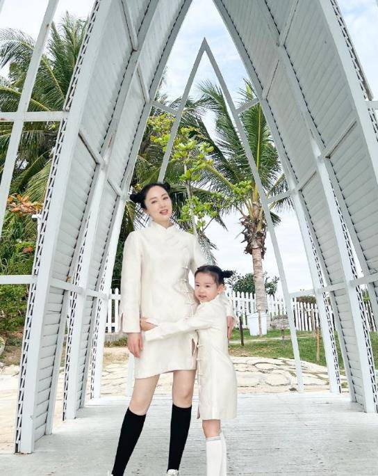 漂亮|董璇晒与女儿美人鱼照,手牵手游泳超有爱,小酒窝水中翻转360度